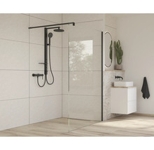 Modernt badrum med duschkabin, svart duscharmatur och handfat