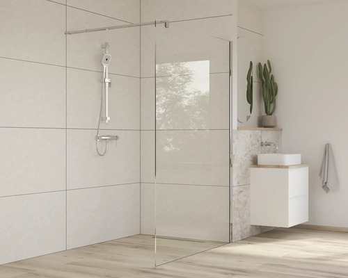 Ljust badrum med duschvägg, handfat och spegel