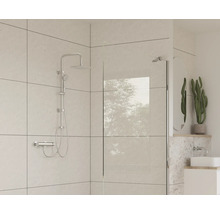 Badrum med duscharmatur, duschvägg och handfat