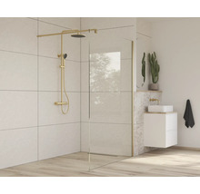 Badrum med duschvägg, duscharmatur och tvättställ