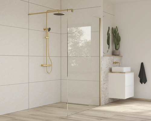 Badrum med duschvägg, duscharmatur och tvättställ