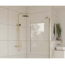 Modernt badrum med duschblandare och glasvägg