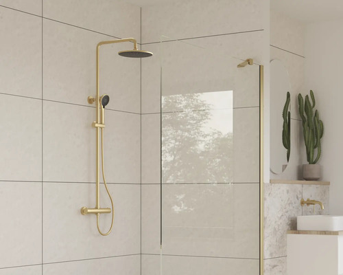 Modernt badrum med duschblandare och glasvägg