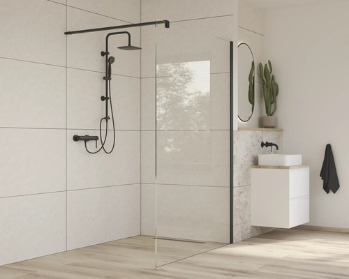 Modernt badrum med duschvägg, duscharmatur och tvättställsskåp