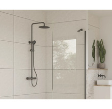 Badrum med duscharmatur och duschvägg