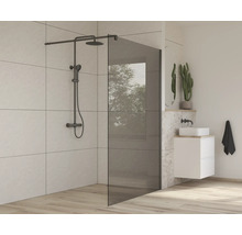 Badrum med duschvägg, duschblandare och tvättställ