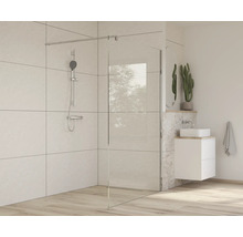 Badrum med duschkabin, handfat och blandare