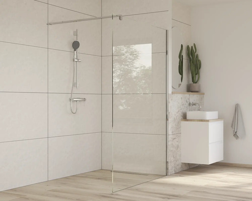 Badrum med duschkabin, handfat och blandare