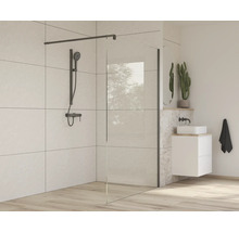 Modernt badrum med duschkabin, handfat och dekoration