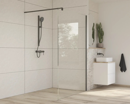 Modernt badrum med duschkabin, handfat och dekoration