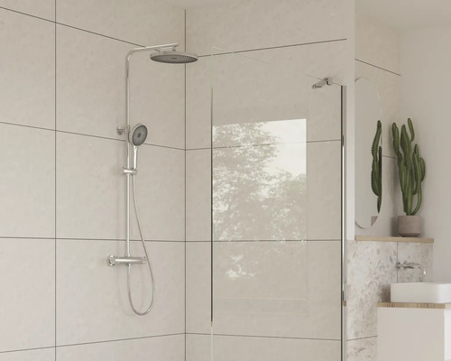 Duschset med duschvägg och handfat i badrummet