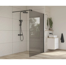 Modernt badrum med duschvägg i glas och duschblandare