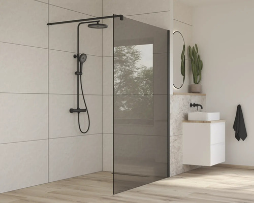 Modernt badrum med duschvägg i glas och duschblandare