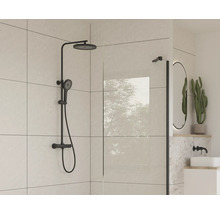 Badrum med svart duschset och duschvägg