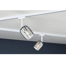 Två grå takstrålkastare i glas på ett vitt skensystem