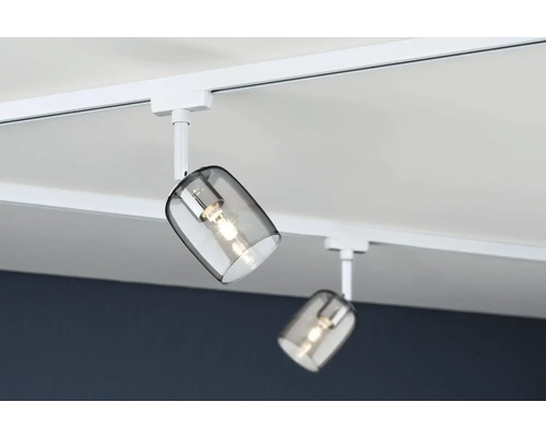 Två grå takstrålkastare i glas på ett vitt skensystem