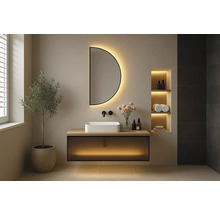 Modernt badrum med halv spegel, tvättställ och växt