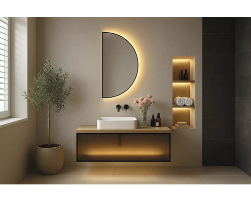 Modernt badrum med halv spegel, tvättställ och växt