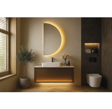 Modernt badrum med tvättställ, spegel med belysning och vägghängd toalett