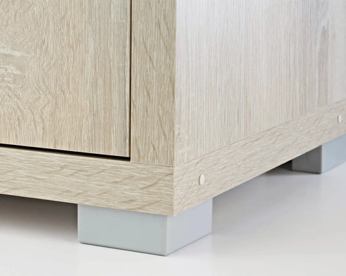 Detalj av träskåp med fötter