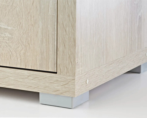 Detaljvy av ett träskåp med fötter