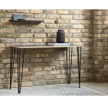 Bord med hårnålsben framför en tegelvägg