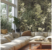 Vardagsrum med blommig tapet i djungelstil, soffgrupp och träbord