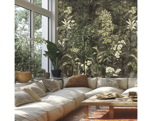 Vardagsrum med blommig tapet i djungelstil, soffgrupp och träbord