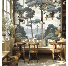 Interiör med skogstapet, träbord och stolar i ett ljust rum.