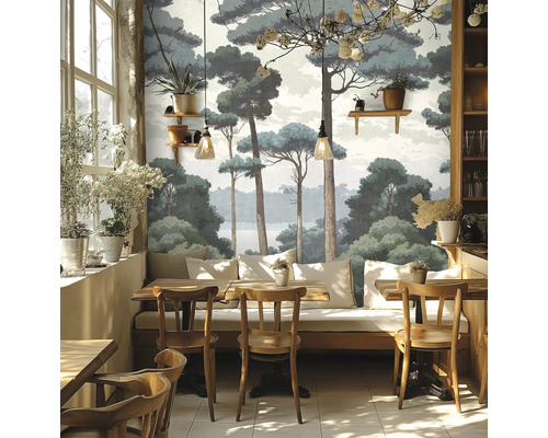 Interiör med skogstapet, träbord och stolar i ett ljust rum.