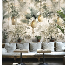 Dekorativt rum med palmbladstapeter, sittplatser och hängande lampor av korg