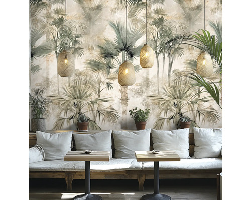 Dekorativt rum med palmbladstapeter, sittplatser och hängande lampor av korg