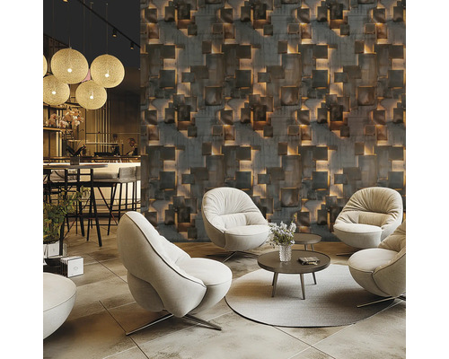 Modern interiör med geometrisk tapet, fåtöljer och sidobord