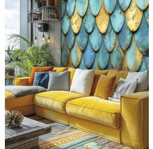 Vardagsrum med gul soffa, kuddar och en tapet med fjällmönster