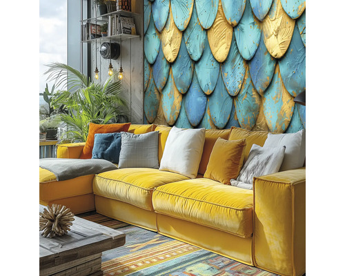 Vardagsrum med gul soffa, kuddar och en tapet med fjällmönster