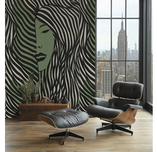 Vardagsrum med mönstrad tapet, fåtölj och utsikt över staden