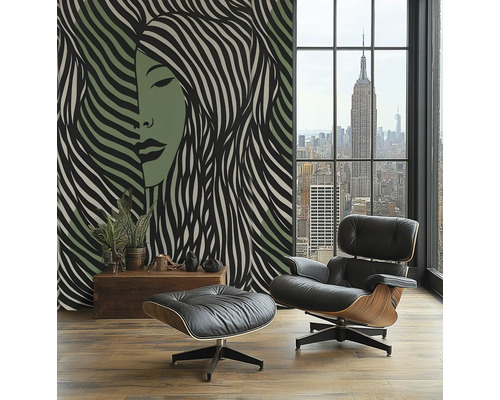 Vardagsrum med mönstrad tapet, fåtölj och utsikt över staden