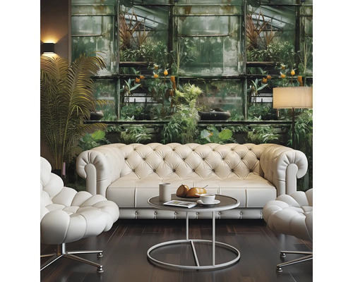 Vardagsrum med Chesterfield soffa, fåtöljer, bord och fototapet med växtmotiv
