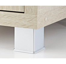 Detaljvy av en möbel med träutseende och ett silverfärgat, kantigt ben.