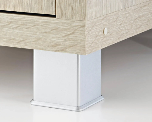 Detaljvy av en möbel med träutseende och ett silverfärgat, kantigt ben.