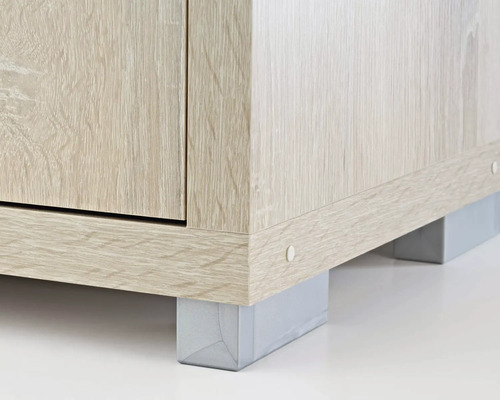 Detaljbild av ett träskåp med ben