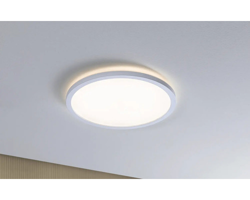 Rund taklampa med vit ram i taket