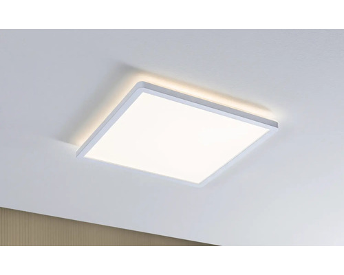 Fyrkantig taklampa monterad i taket