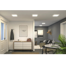 Interiör med fyrkantiga taklampor, byrå och vardagsrum