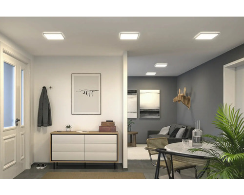 Interiör med fyrkantiga taklampor, byrå och vardagsrum