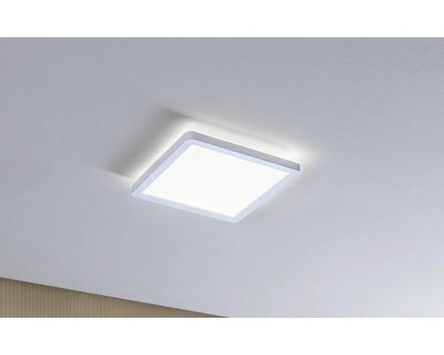 Fyrkantig taklampa monterad i taket