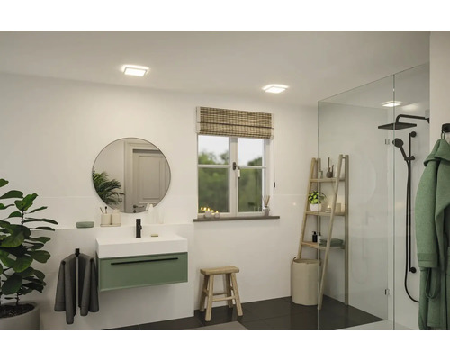 Ljust badrum med handfat, spegel, fönster och dusch