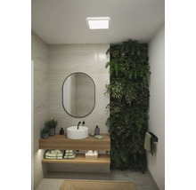 Modernt badrum med handfat, spegel, växtvägg och trähylla