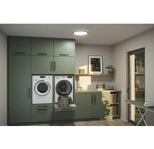 Tvättstuga med tvättmaskin, torktumlare och förvaringslösningar