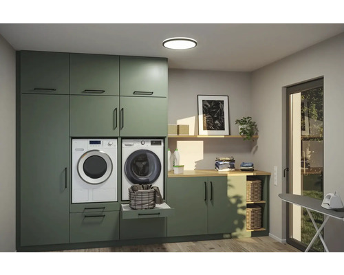 Tvättstuga med tvättmaskin, torktumlare och förvaringslösningar